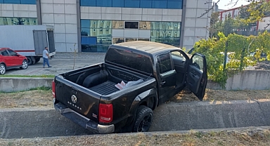 Kanala düşen pikapta 2 kişi yaralandı