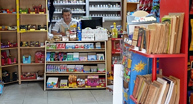 Kitap okuma tutkusunu iş yerinde de sürdürüyor