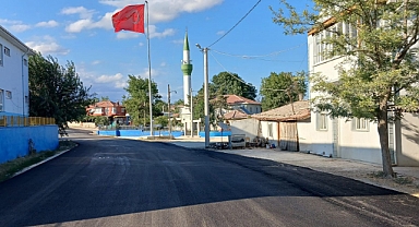 Köy yollarında sıcak asfalt çalışmaları devam ediyor