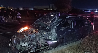 Otomobil aydınlatma direğine çarptı