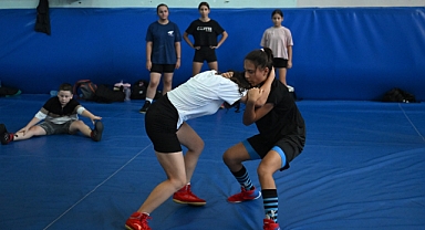 Türk güreşinden KKTC'li kadın güreşçilere destek