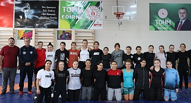 KOSOVALI KADIN GÜREŞÇİLER EDİRNE'DE KAMP YAPIYOR