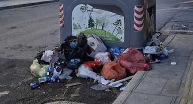 Muhtarda çöplerden dertli