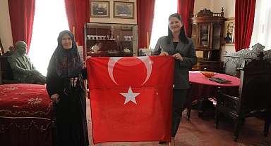 Resmiye teyzeyi makamında ağırladı