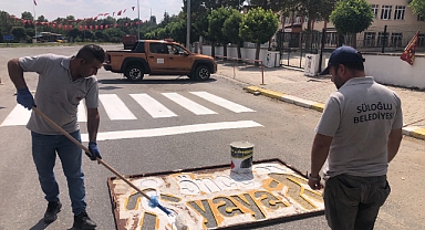 SÜLOĞLU'NDA OKUL ÖNLERİNDEKİ YAYA GEÇİTLERİ BOYANIYOR