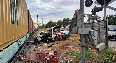 Yük Treni Minibüse Çarptı