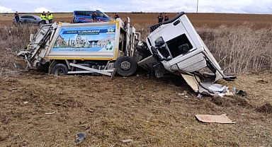 Devrilen çöp kamyonundaki 3 işçi yaralandı