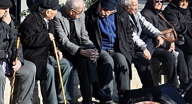 EMEKLİLERDEN BAŞKAN GENCAN’A TEPKİ