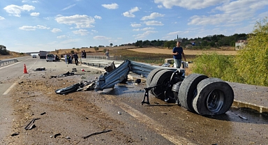 Köprüden dereye düşen tırın sürücüsü yaralandı