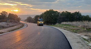 Köy yollarında sıcak asfalt çalışmaları sürüyor