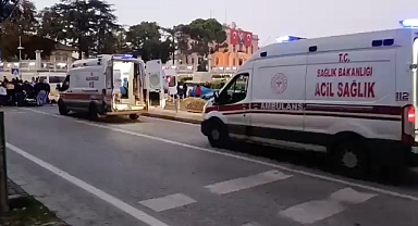 Refüje çarpan motosikletteki 2 kişi yaralandı