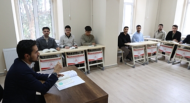 TARİHİ BİNADA İLK MEZUNLAR