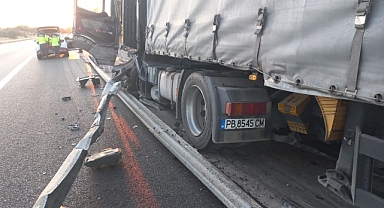 TIR BARİYERLERE OK GİBİ SAPLANDI 