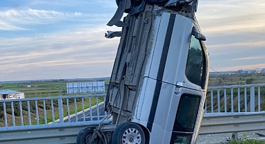 Araç Bariyere Çarpıp Dik Durdu