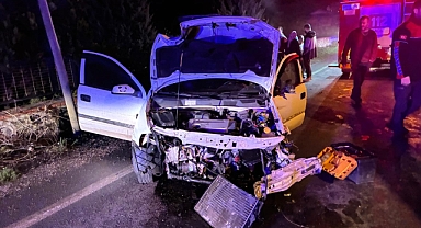 Aydınlatma direğine çarpan otomobildeki 2 kişi yaralandı