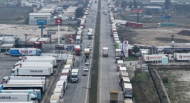 Çift yönlü 7'şer kilometre tır kuyruğu
