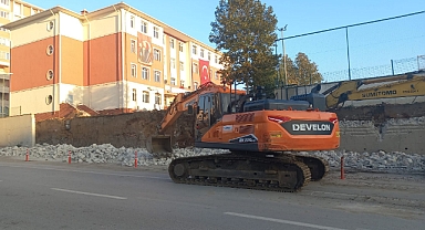 Devrilme Tehlikesi Olan İstinat Duvarı Yıkılıyor 