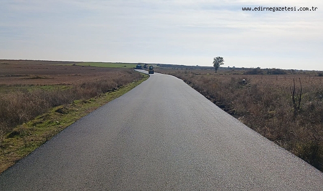 Köy yollarında sıcak asfalt çalışmaları sürüyor