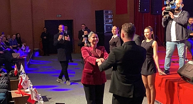 Kurtuluş Resepsiyonuna Başkan Gencan’ın Dansı ve Şarkısı Damga Vurdu