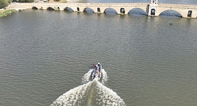 Meriç Nehri'nde zodyak botla sınır devriyesi