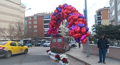 Kalpli Balonlar, Çiçekler ve Kokinalar Yeni Yıl Umudu Taşıdı