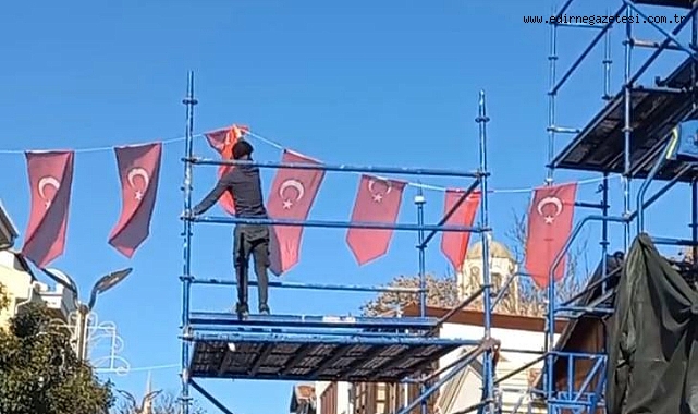 Saraçlar Caddesi’nde Bayrağa Saygı