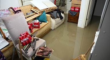 AŞIRI YAĞIŞ NEDENİYLE EV VE İŞ YERLERİNİ SU BASTI