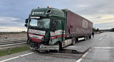 Bariyeri parçalayan tır karşı yöne geçti
