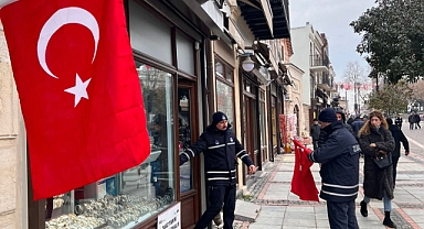 Dükkanlara Türk Bayrağı 