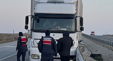 Lastiği patlayan tır bariyere çarptı