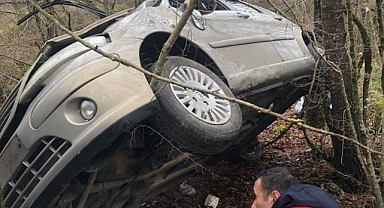 OTOMOBİL ŞARAMPOLE DEVRİLDİ