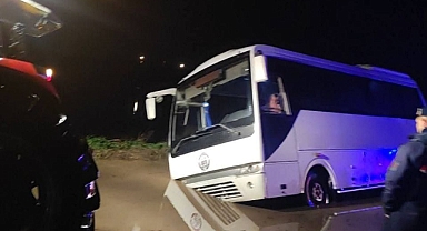 Sağanak Yağış Yolu Çökertti, İşçi Servisi Mahsur Kaldı