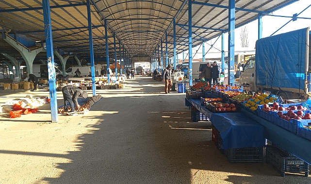 Soğuk Hava Koşullarına Rağmen Pazartesi Pazarı Kuruldu
