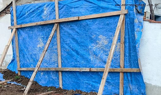 Tarihi Duvarı Branda ile örttüler