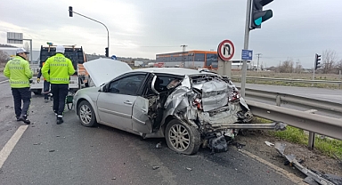 Tır ile çarpışan otomobildeki 3 kişi yaralandı