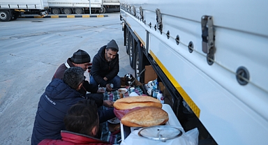 Ailelerinden uzakta iftar yapıyorlar