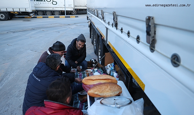 Ailelerinden uzakta iftar yapıyorlar