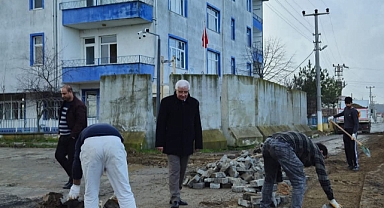 Bozulan Yol ve Kaldırımlar Yenileniyor