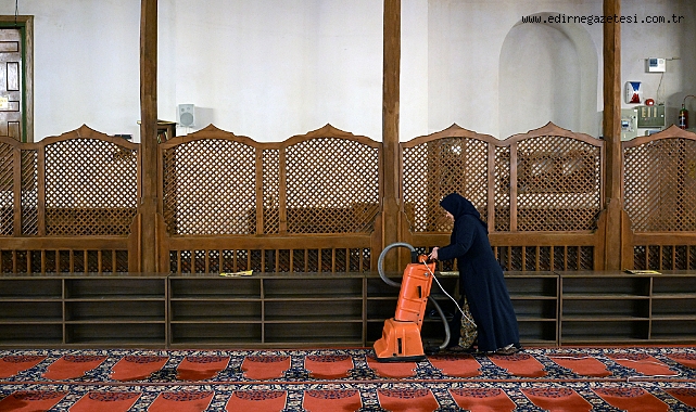 Camiler gül suyu ile yıkanıp ramazana hazırlandı