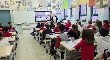 Depremde hayatını kaybedenler için saygı duruşu 