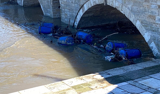 Köprü Ayaklarına Çöp ve Platform Yığıldı