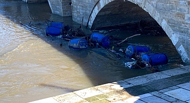 Köprü Ayaklarına Çöp ve Platform Yığıldı