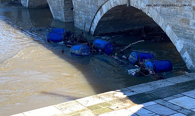 Köprü Ayaklarına Çöp ve Platform Yığıldı