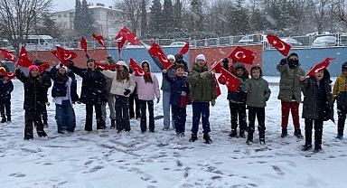 Minik Eller, Büyük Duruş