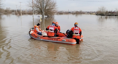 Nehir taşkınında mahsur kalan 3 kişi kurtarıldı