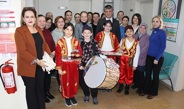 Öğrenciler sağlık çalışanlarına davul çalıp mani okudu