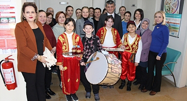 Öğrenciler sağlık çalışanlarına davul çalıp mani okudu