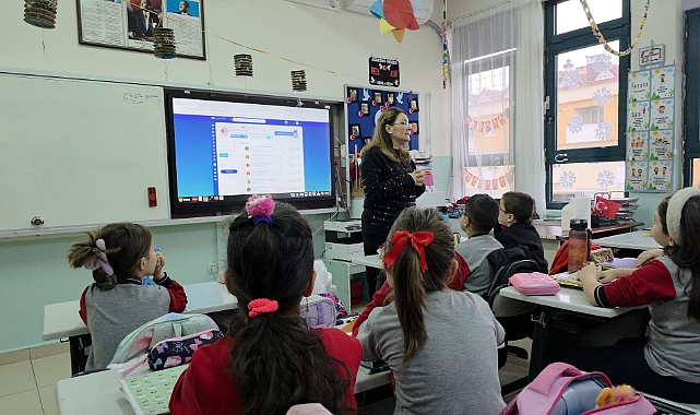 Öğrencilerine gözleri dolarak anlattı 