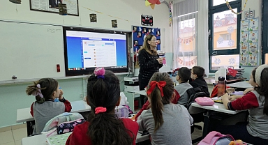 Öğrencilerine gözleri dolarak anlattı 