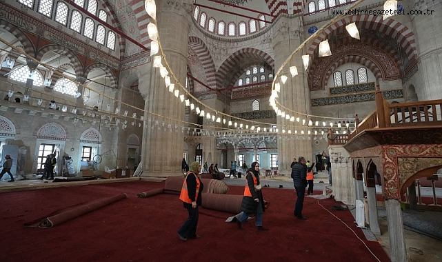 Selimiye Camii’ne Edirne kırmızısı halılar çok yakıştı